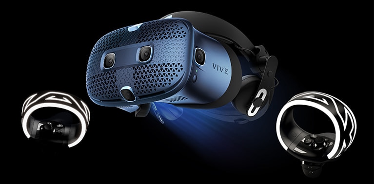 正面から見たVIVE Cosmos。VRセットアップが簡単に。VIVE Cosmosの左右にコントローラー。